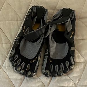 Vibram Men's Five Fingers Black/Grey Size 8.5